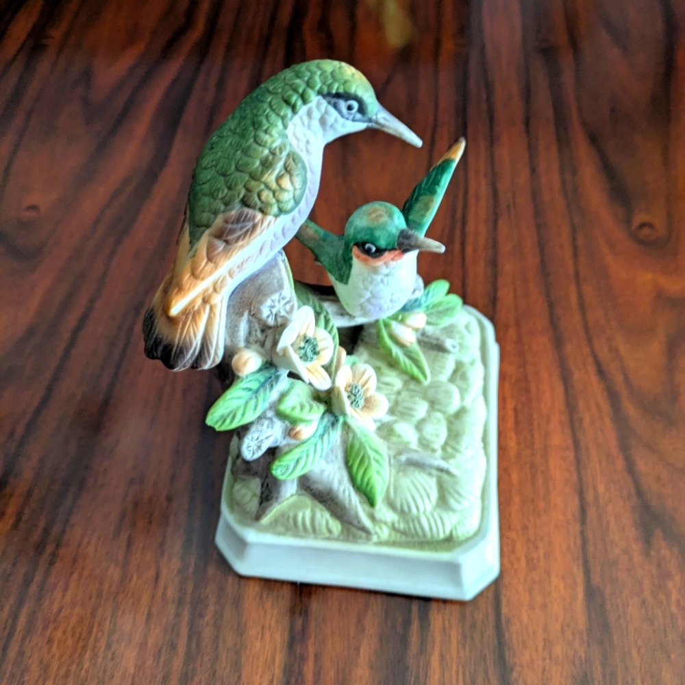 Music Box.  Hummingbird Figurine. Beautiful Condition.  Japan. Gorham.